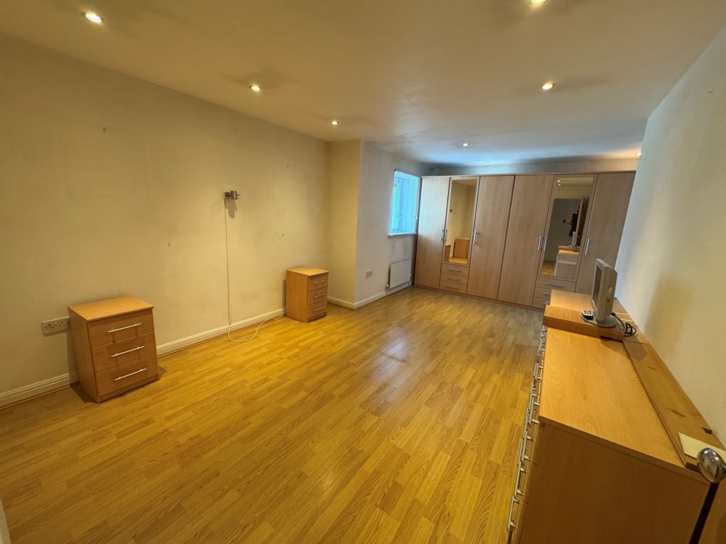 Lot: 15 - TWO-BEDROOM APARTMENT - Bedroom 1